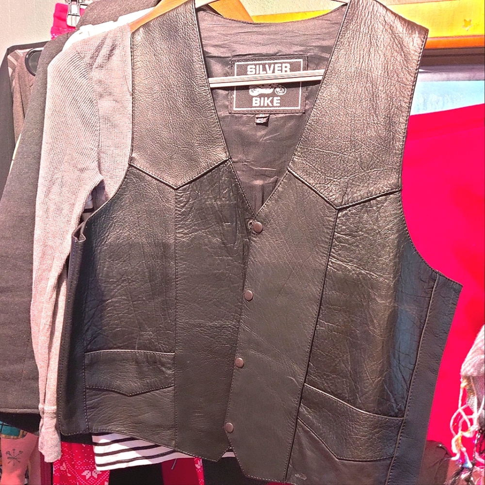 Silver Bike Men's XL black leather vest.